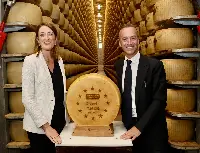 Roberta Metsola, Presidente del Parlamento Europeo, e Nicola Bertinelli, Presidente Consorzio Parmigiano Reggiano DOP