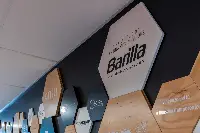 Posata la mattonella esagonale di Barilla sul “Muro dei Mattoni” presso il locale di Monza, inaugurato nel 2023 dal Presidente della Repubblica Sergio Mattarella