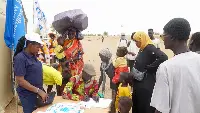 Profughi sudanesi ricevono assistenza umanitaria dal World Food Programme