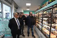 Gianpiero Calzolari, presidente di Granarolo, e Alan Fabbri, sindaco di Ferrara, dopo l'inaugurazione della bottega anti-spreco Granarolo a Ferrara