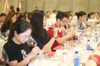 Cinesi assaporano calici di vino