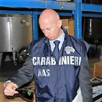 Carabiniere del Nas in una cantina