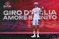Il ciclista Jan Christen con la bottiglia di olio Redoro