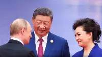 Il presidente russo Vladimir Putin ricevuto dal presidente cinese Xi Jinping durante il vertice Sco (Tianjin, 1 settembre 2025)