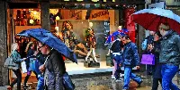Luglio di piogia in Gran Bretagna, i consumi sono scesi dell'1,2%